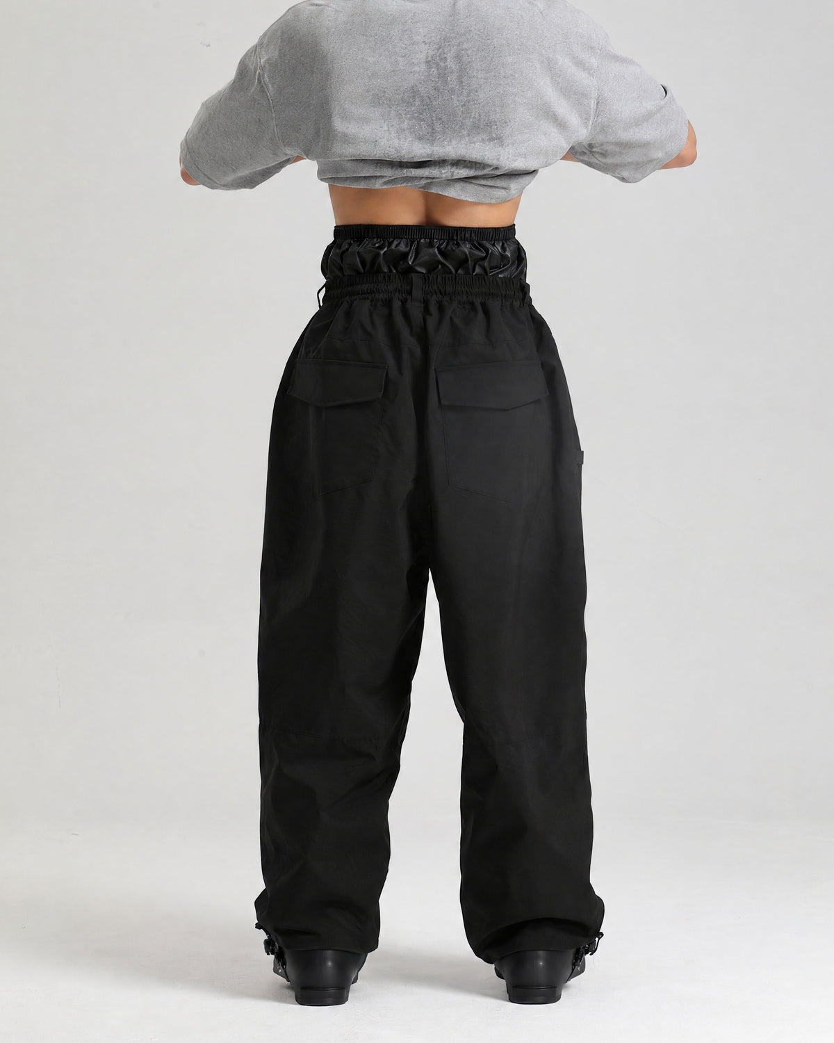 NOJU Core 2L baggy ski pants in black, back view with back pockets and inner powder skirt